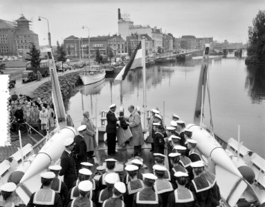 Overdracht kustmijnenveger Lochem te Groningen. Scheepswerf Smit en Zonen, Bestanddeelnr 907-8915