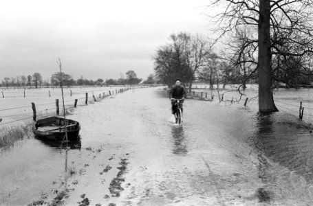Overstroming in Overijssel en Drenthe Man rijdt door water bij Hardenberg, Bestanddeelnr 913-2600