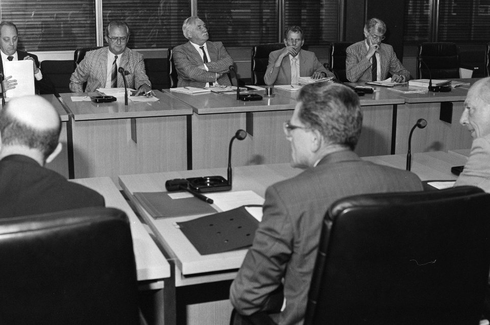 Overleg minister Van Dijk met ambtenarenbonden v.l.n.r. De Jong (CFO), Van de Sc, Bestanddeelnr 934-0346