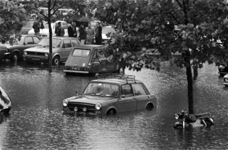 Overstromingen door noodweer in Eindhoven ondergelopen parkeerplaats bij statio, Bestanddeelnr 929-3163
