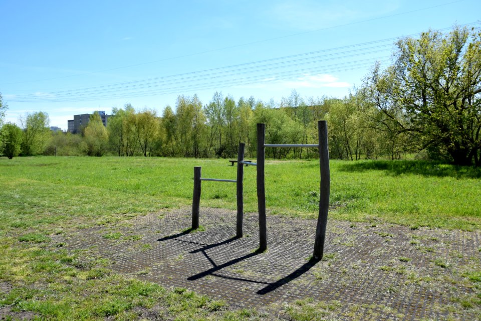 Outdoor-Fitness in Berlin-Marzahn (Stangen für Australian Pull Ups) an der Neue Wuhle