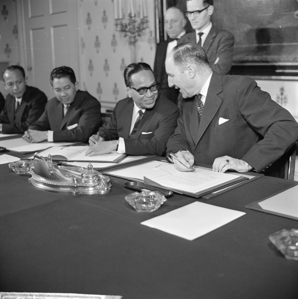 Overeenkomst tussen Nederland en Indonesie getekend op Ministerie van Buitenland, Bestanddeelnr 916-2648