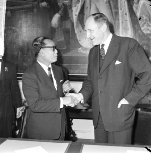 Overeenkomst tussen Nederland en Indonesie getekend op Ministerie van Buitenland, Bestanddeelnr 916-2643