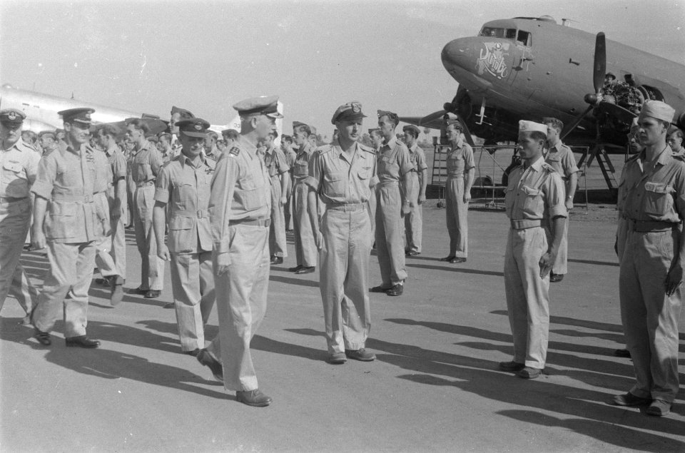Overdracht van het commando over het vliegveld Kemajoran door de RAF aan het Ned, Bestanddeelnr 94-3-5