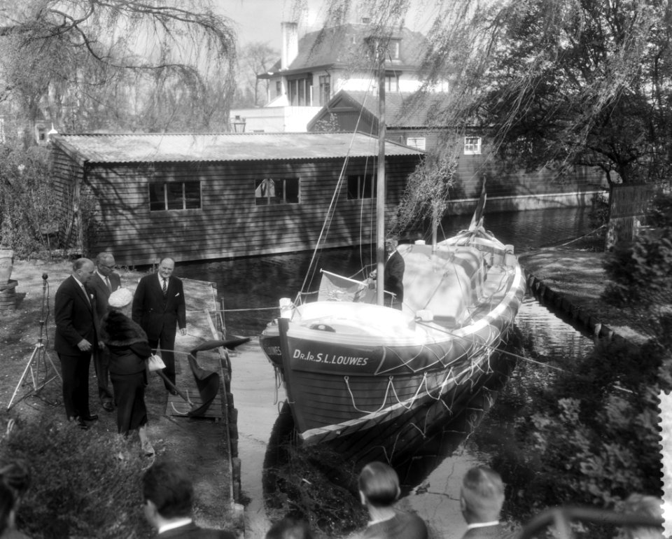 Overdracht van een reddingsboot aan de KNZHRM voor Zandvoort door het comite La, Bestanddeelnr 910-3203