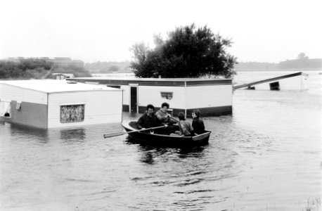 Overstromingen, kampeerterreinen, rivieren, hoog water, roeiboten, Veenen ad I, Bestanddeelnr 930-9334