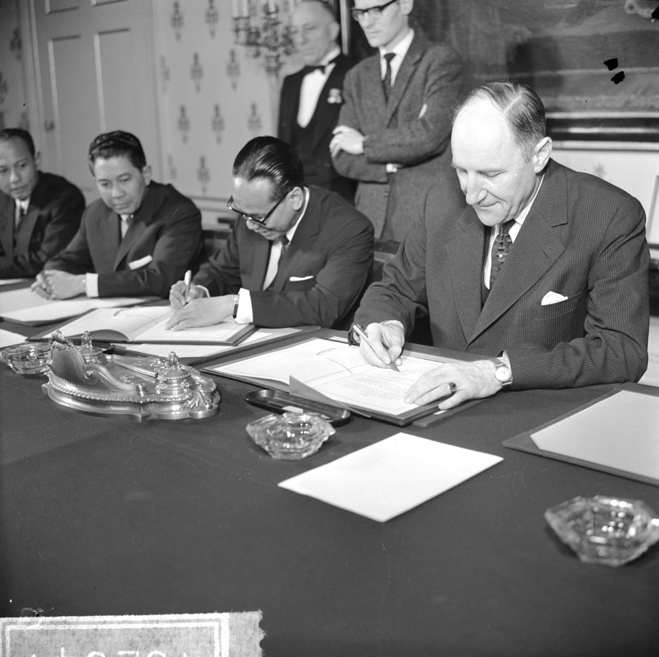 Overeenkomst tussen Nederland en Indonesie getekend op Ministerie van Buitenland, Bestanddeelnr 916-2641