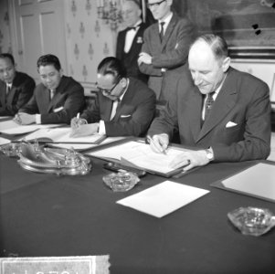 Overeenkomst tussen Nederland en Indonesie getekend op Ministerie van Buitenland, Bestanddeelnr 916-2641