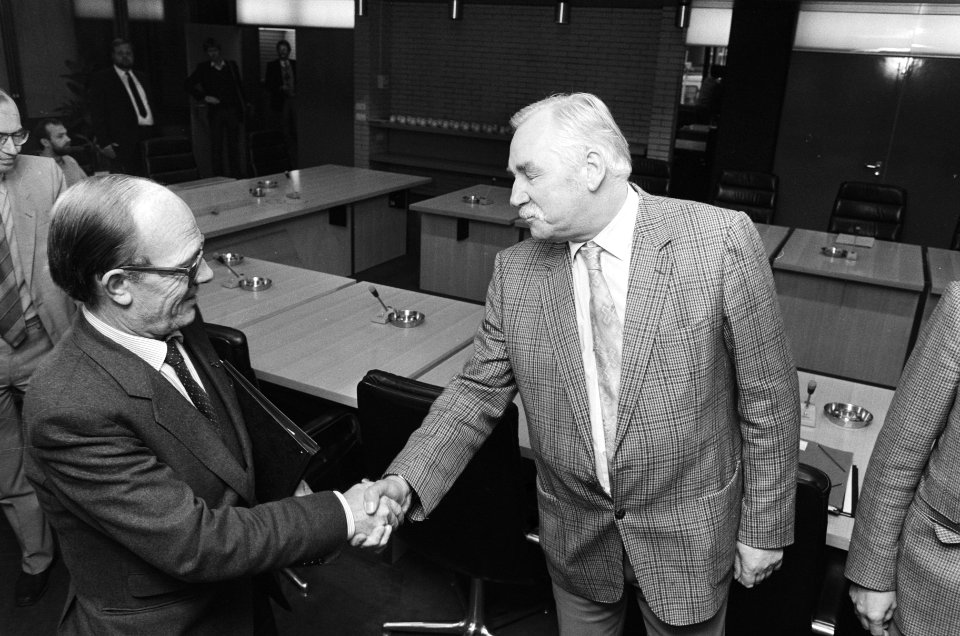 Overleg minister Rietkerk met ambtenarenbonden, begroet Van der Scheur (r), Bestanddeelnr 933-1110
