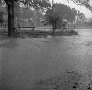 Overstroming in Klender na een tropische regenbui, Bestanddeelnr 255-6728