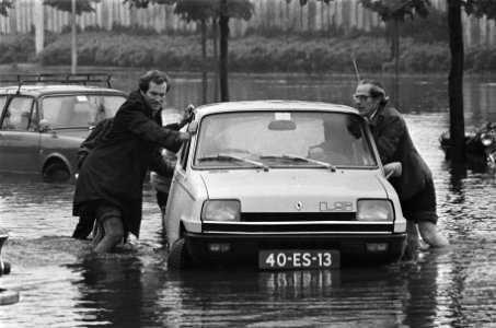 Overstromingen door noodweer in Eindhoven ondergelopen parkeerplaats, mensen du, Bestanddeelnr 929-3166