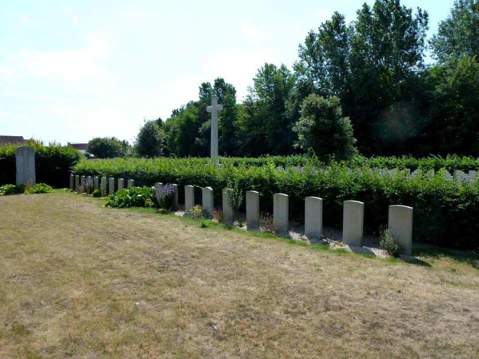 Oye-Plage (Pas-de-Calais) cimetière communal, section tombes de guerre français et belges