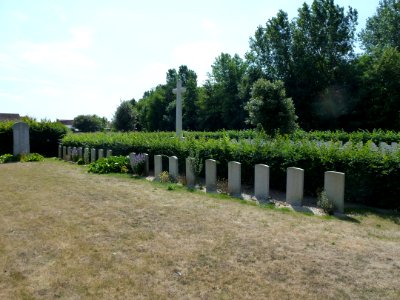 Oye-Plage (Pas-de-Calais) cimetière communal, section tombes de guerre français et belges