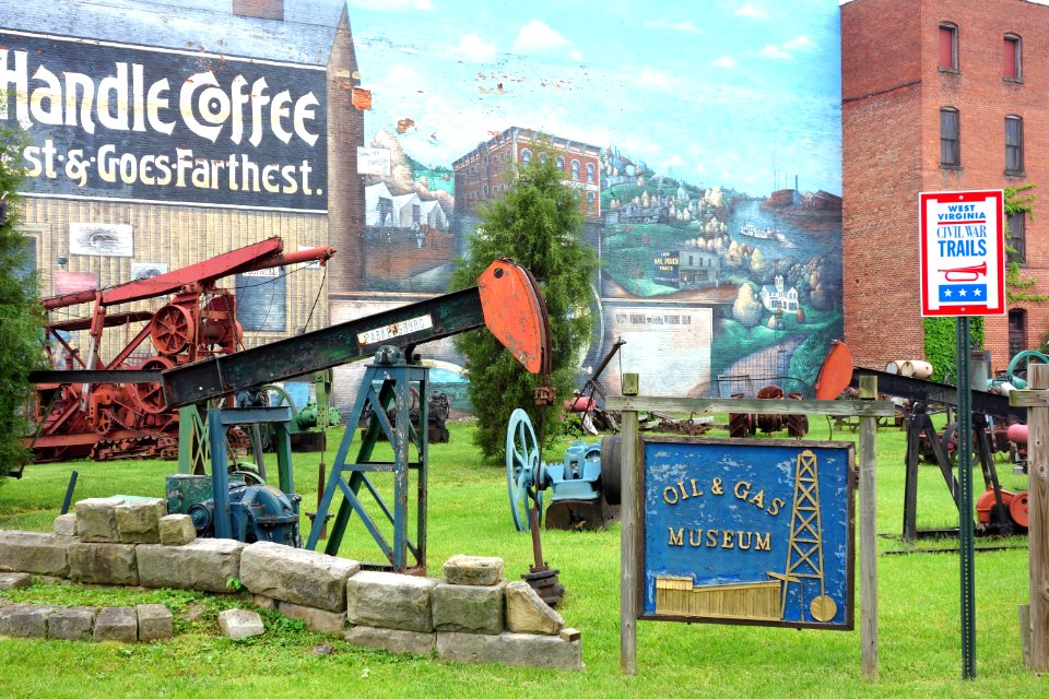 Outdoor display - Oil & Gas Museum - Parkersburg, West Virginia - DSC05558