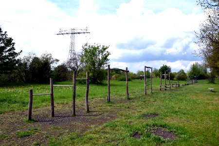 Outdoor-Fitness (Übersicht Geschicklichkeitsparkour) im Seelgrabenpark (Berlin-Marzahn)