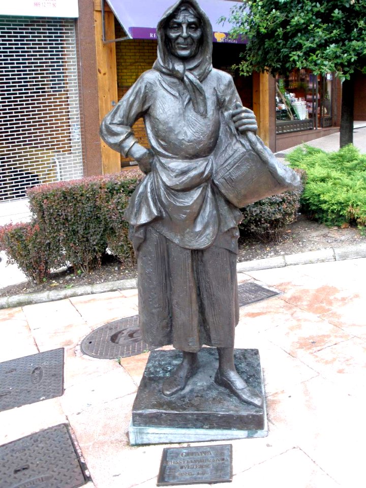 Oviedo - Escultura 'Gitana'