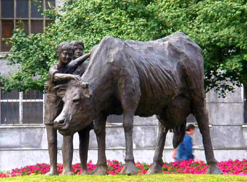 Oviedo - Escultura '¡Adiós, Cordera!'