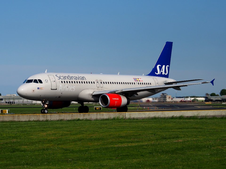 OY-KAO SAS Scandinavian Airlines Airbus A320-232 taxiing at Schiphol (AMS - EHAM), The Netherlands, 18may2014, pic-3