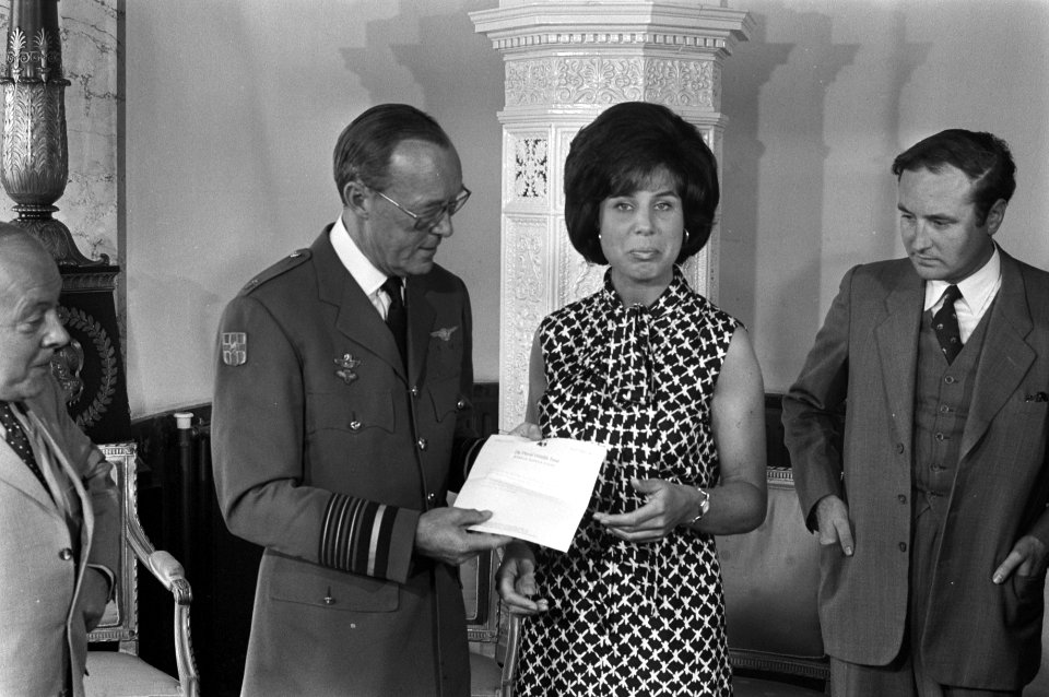 Overhandiging van de cheque door TROS-TV omroepster Mary Schuurman, Bestanddeelnr 925-5883