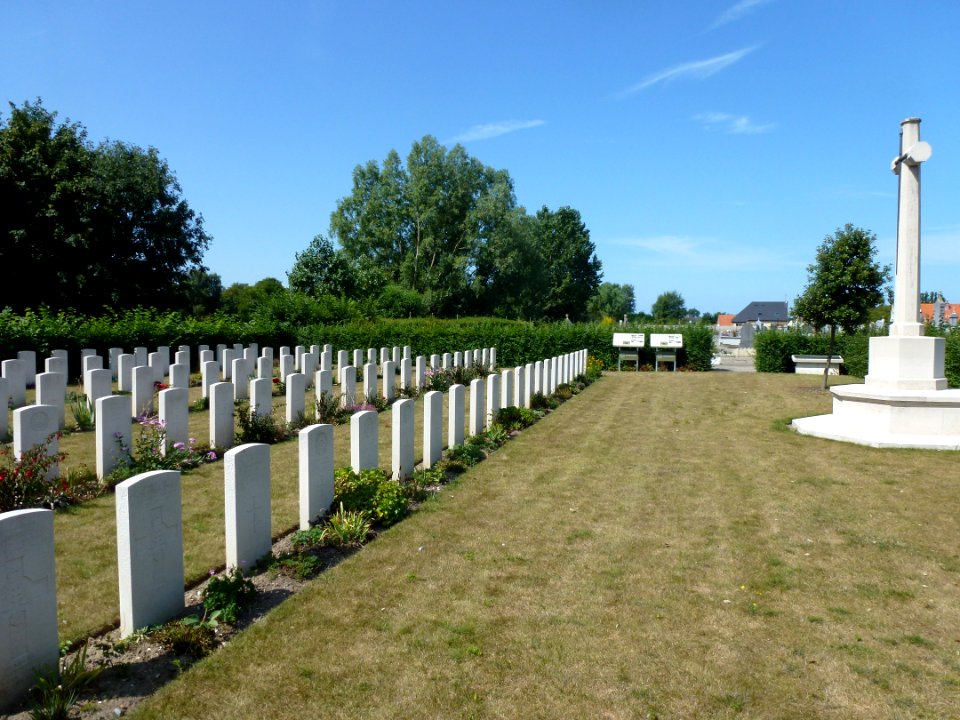 Oye-Plage (Pas-de-Calais) cimetière communal, section tombes de guerre de la CWCG