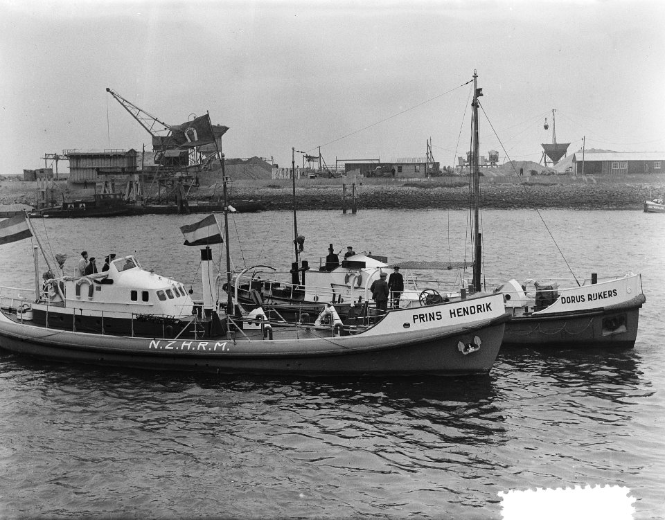 Overdracht Prins Hendrik nieuwe reddingboot Den Helder. Achter de boot ligt de, Bestanddeelnr 904-9988