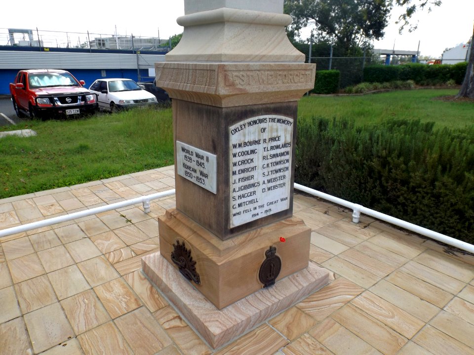 Oxley War Memorial close-up