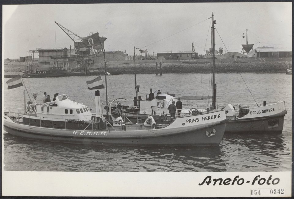 Overdracht Prins Hendrik nieuwe reddingboot Den Helder. Achter de boot ligt de, Bestanddeelnr 054-0342