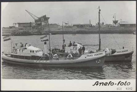 Overdracht Prins Hendrik nieuwe reddingboot Den Helder. Achter de boot ligt de, Bestanddeelnr 054-0342