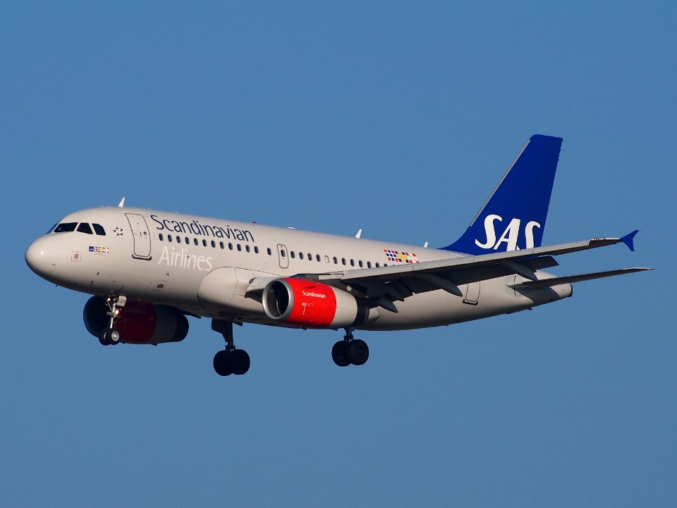 OY-KBR SAS Scandinavian Airlines Airbus A319-131, landing on Schiphol, pic-1
