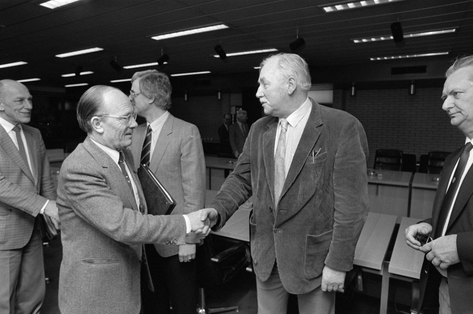 Overleg minister Rietkerk (l) met ambtenarenbonden rechts Van de Scheur (voorzi, Bestanddeelnr 933-2838