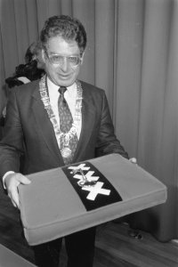 Overdracht nieuwe stadhuis Amsterdam burgemeester Van Thijn met sleutel, Bestanddeelnr 934-3079