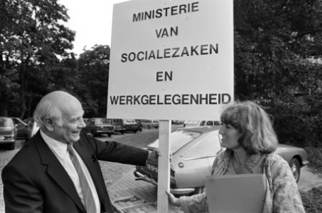 Overname van de ministeries. Minister Joop den Uyl en staatssecretaris Hedy D'An, Bestanddeelnr 931-6754