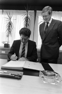 Overname van de ministeries. Minister Ed van Thijn tekent voor de overname van B, Bestanddeelnr 931-6750