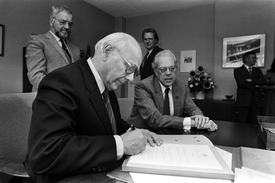 Overname van de ministeries. Minister Joop den Uyl tekent de overname van ex min, Bestanddeelnr 931-6755