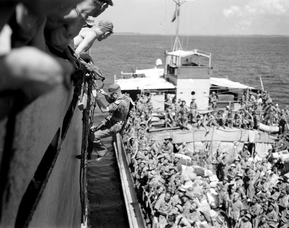 Overste Van Beek, commandant van het Bataljon X KNIL, klimt als eerste vanuit de, Bestanddeelnr 10227