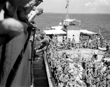 Overste Van Beek, commandant van het Bataljon X KNIL, klimt als eerste vanuit de, Bestanddeelnr 10227