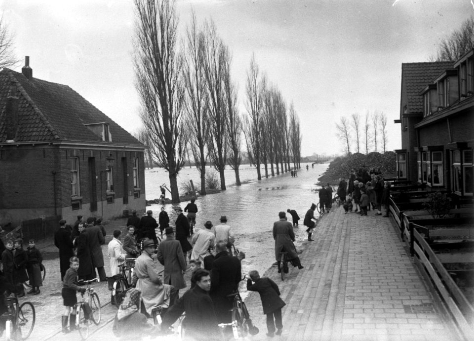Overstroming te Zutphen. Baakseweg onder water, Bestanddeelnr 902-5329
