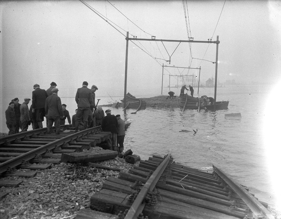 Overstroming spoordijkreparatie Moerdijkbrug. Overzicht van het werk, Bestanddeelnr 905-5605