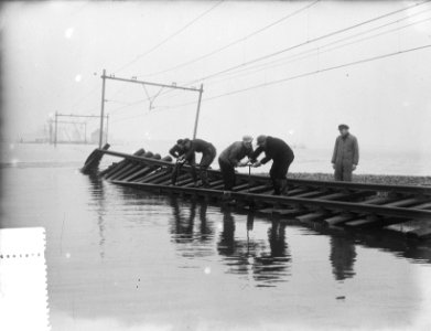 Overstroming spoordijkreparatie Moerdijkbrug. Bilsen verwijderen op kromme rails, Bestanddeelnr 905-5607