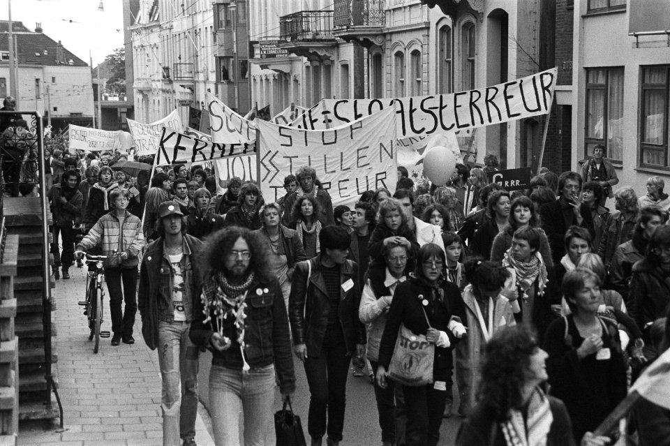 Overzicht van de demonstratieve optocht met spandoeken w.o. Stop stillen terreu, Bestanddeelnr 931-7055