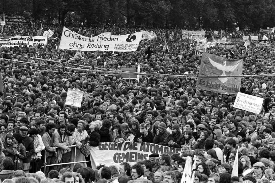 Overzicht van de bijeenkomst in de Hofgarten in Bonn, Bestanddeelnr 931-7333