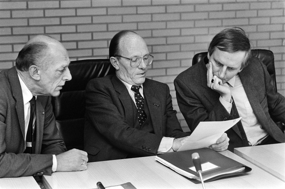 Overleg minister Rietkerk en ambtenarenbonden over arbeidsduurverkorting voor jo, Bestanddeelnr 933-2205