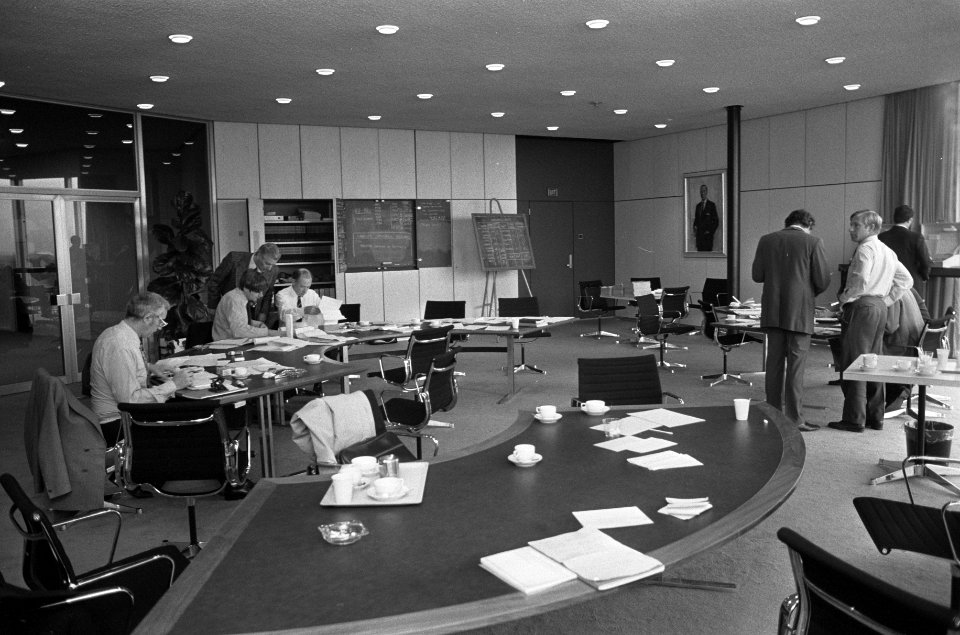 Overzicht van de coördinatiekamer in het KLM gebouw in Amstelveen, Bestanddeelnr 926-8517