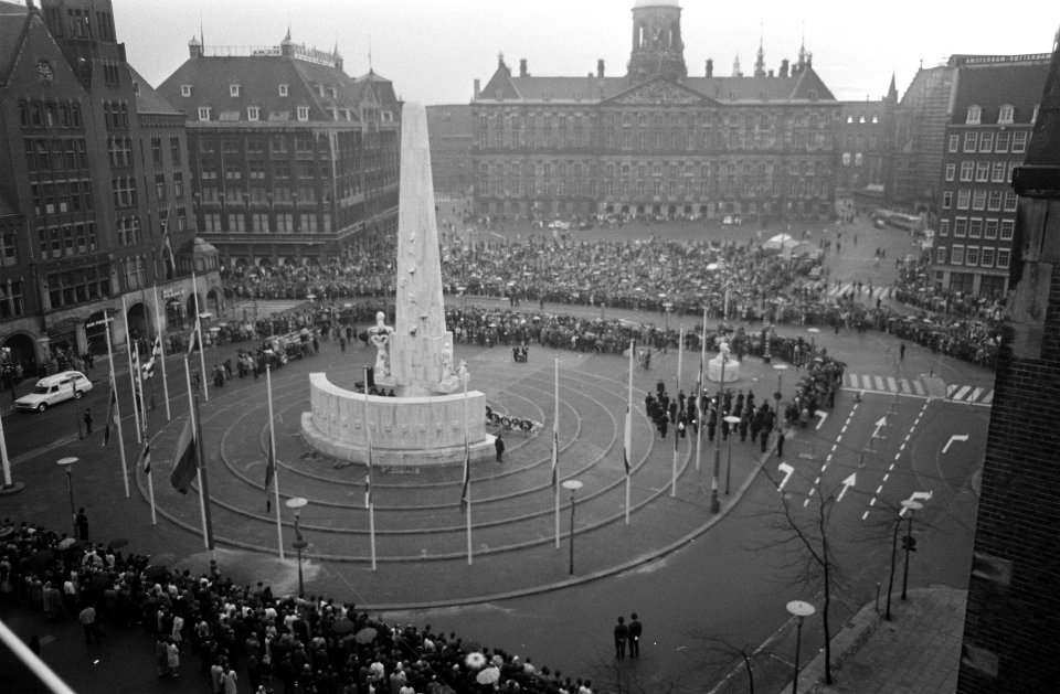 Overzicht van de Dam tijdens de twee minuten stilte, Bestanddeelnr 922-3792