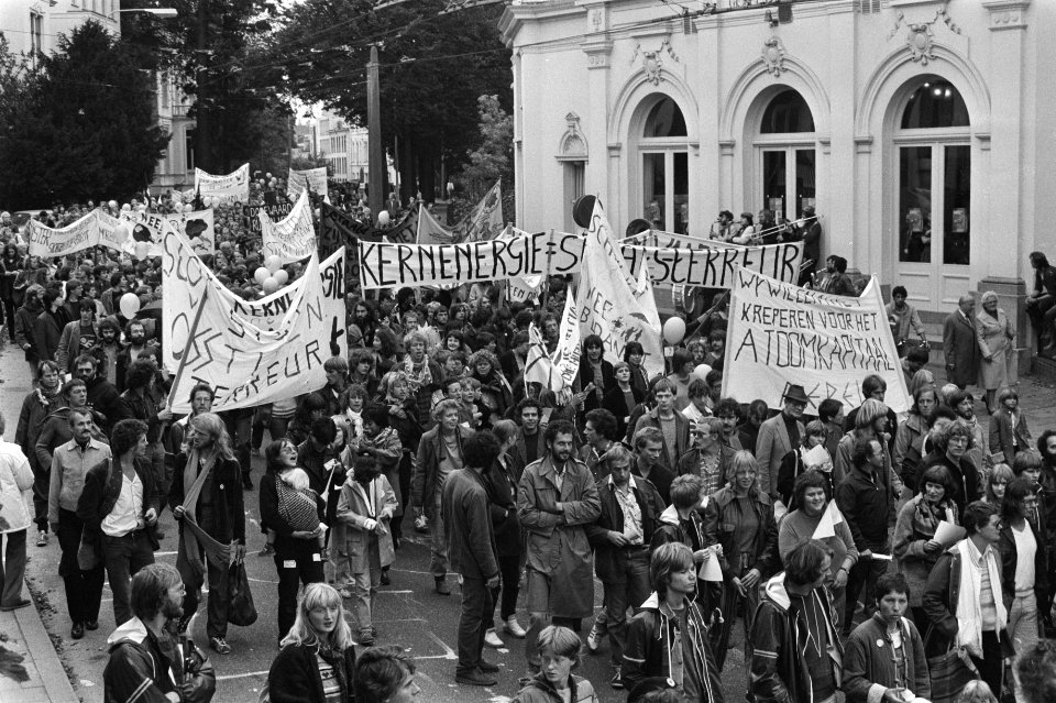 Overzicht van de demonstratieve optocht met spandoeken, Bestanddeelnr 931-7053