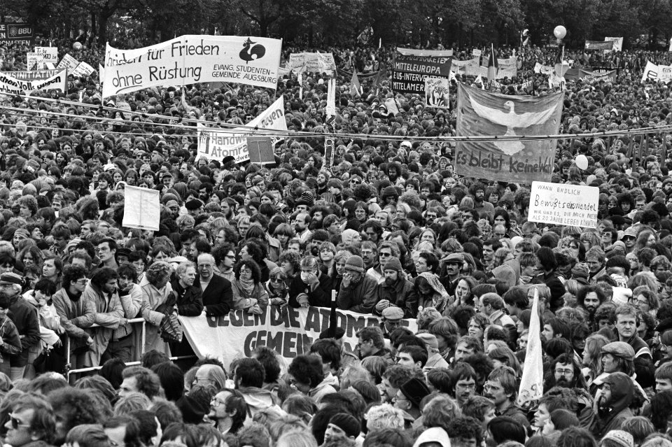 Overzicht van de bijeenkomst in de Hofgarten in Bonn, Bestanddeelnr 931-7336