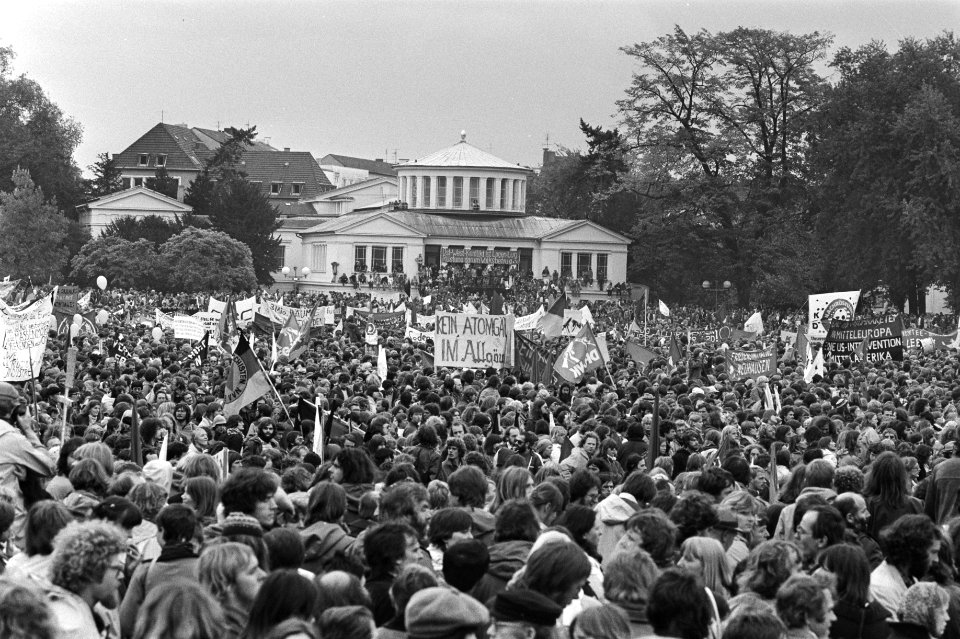 Overzicht van de bijeenkomst in de Hofgarten in Bonn, Bestanddeelnr 931-7335