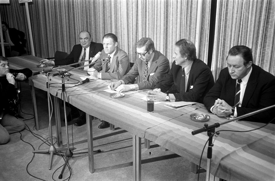 Overzicht van de deelnemers aan de perconferentie, tweede van links Rinus Michel, Bestanddeelnr 926-9882