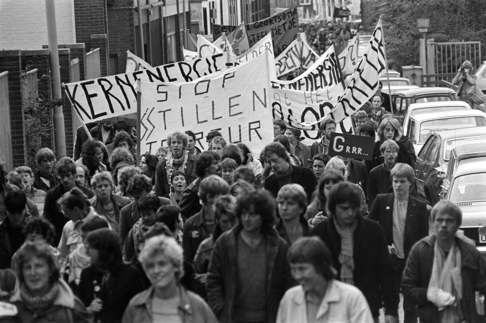 Overzicht van de demonstratieve optocht met spandoeken, Bestanddeelnr 931-7051