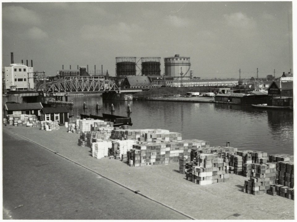 Overzicht Friese Varkenmarkt met kratten van de groentenmarkt, de z.g. Fustcentrale, ziende naar het oosten. NL-HlmNHA 54004665